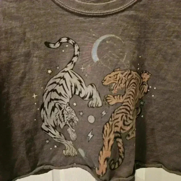 Full Tilt Graphic Cropped T-Shirt with Tiger Design - Picture 2 of 4